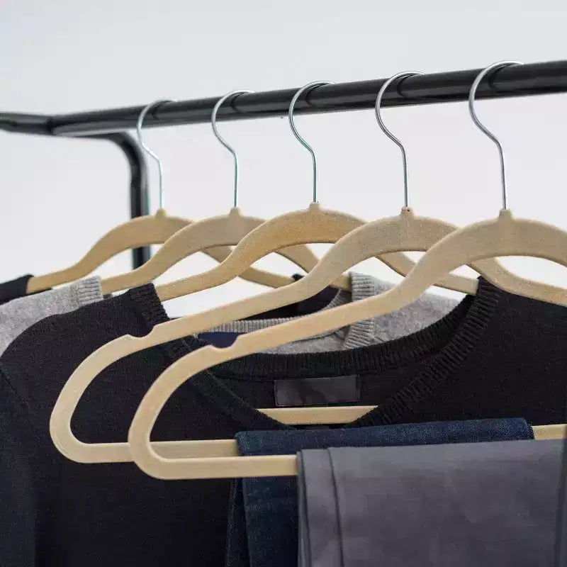Porte-vêtements autoportant en métal avec 5 étagères en bois marbré – Hauteur 151 cm, Noir