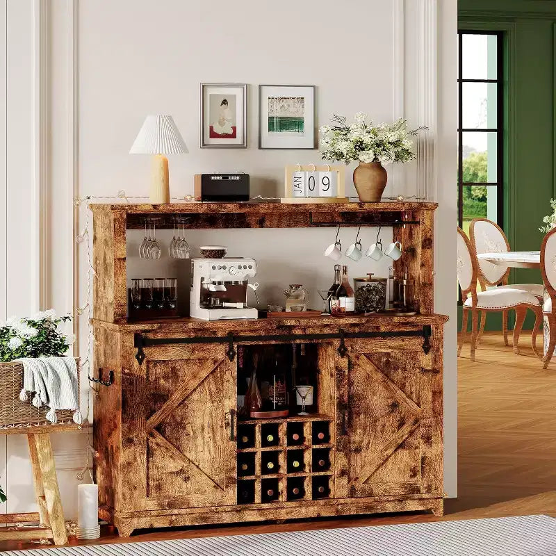 Meuble de bar à café de 55 pouces avec porte coulissante de style grange, éclairage d'affichage et concentrateur multifonction, porte-verres à vin pour salle à manger