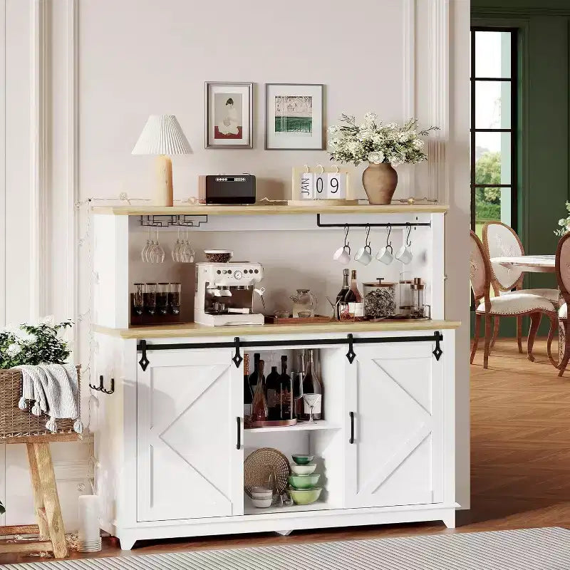 Meuble de bar à café de 55 pouces avec porte coulissante de style grange, éclairage d'affichage et concentrateur multifonction, porte-verres à vin pour salle à manger