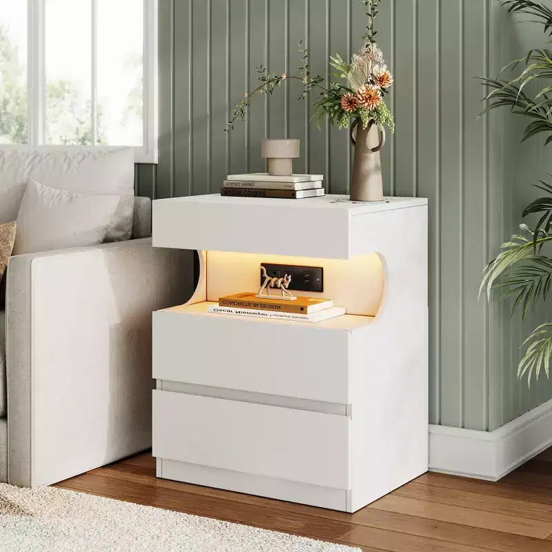 Table de chevet intelligente blanche avec lumières LED contrôlées par application et station de charge, avec 3 tiroirs pour chambre à coucher