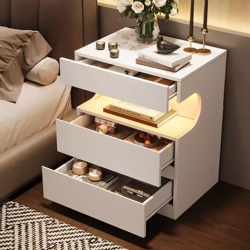 Table de chevet intelligente blanche avec lumières LED contrôlées par application et station de charge, avec 3 tiroirs pour chambre à coucher