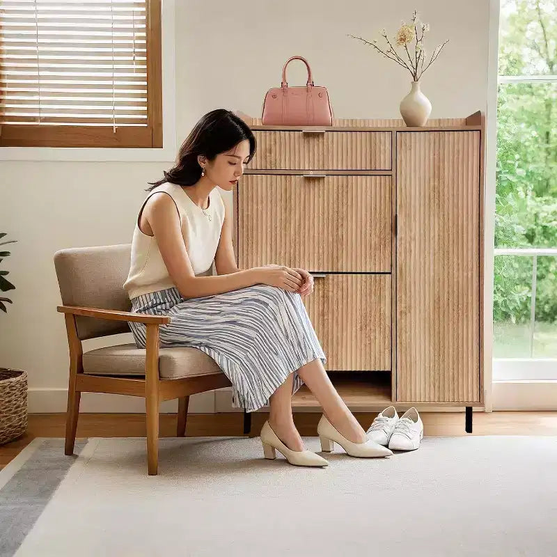 Meuble à chaussures avec motifs ondulés étroits, double tiroir et pieds métalliques – Chêne
