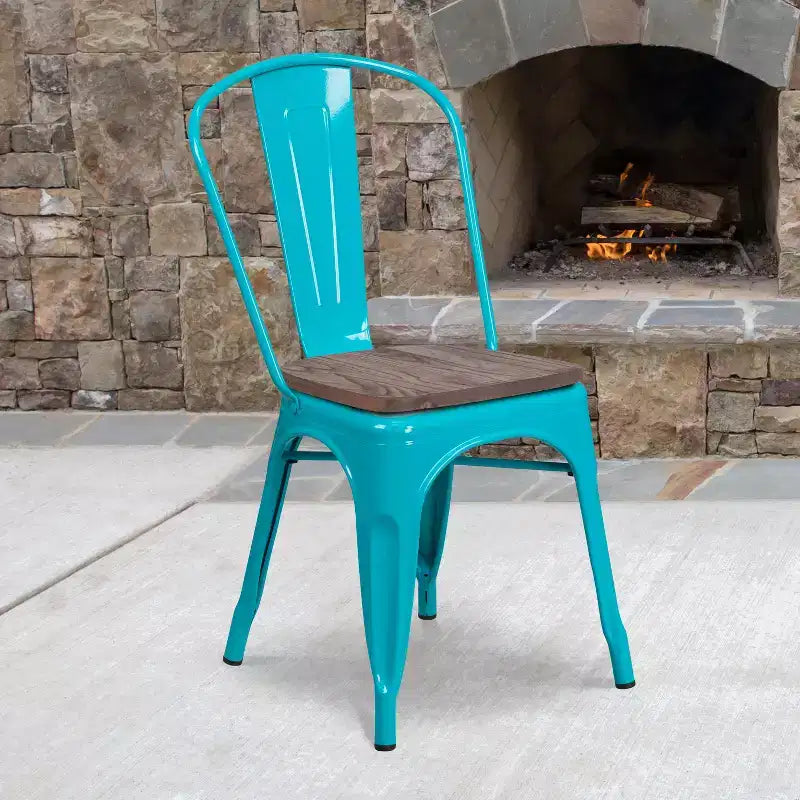 Chaise de bistrot empilable en métal coloré avec assise en bois - Capacité de 227 kg