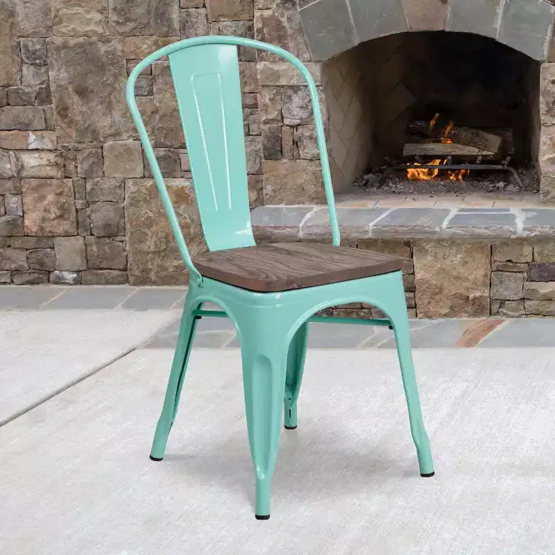 Chaise de bistrot empilable en métal coloré avec assise en bois - Capacité de 227 kg