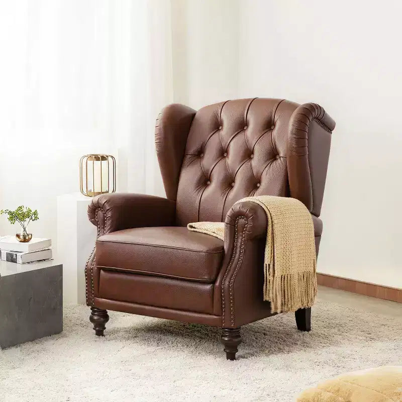 Fauteuil club en cuir véritable de 33 po – Dossier touffeté, garniture cloutée et pieds fuselés en bois