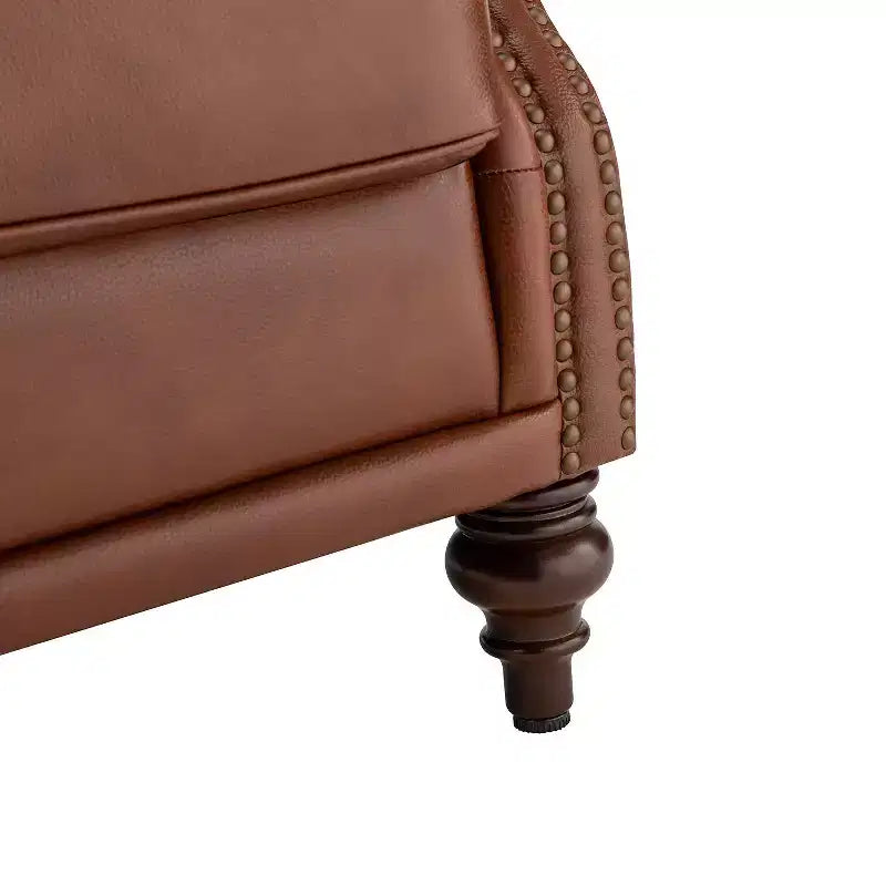 Fauteuil club en cuir véritable de 33 po – Dossier touffeté, garniture cloutée et pieds fuselés en bois