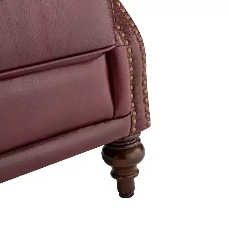 Fauteuil club en cuir véritable de 33 po – Dossier touffeté, garniture cloutée et pieds fuselés en bois