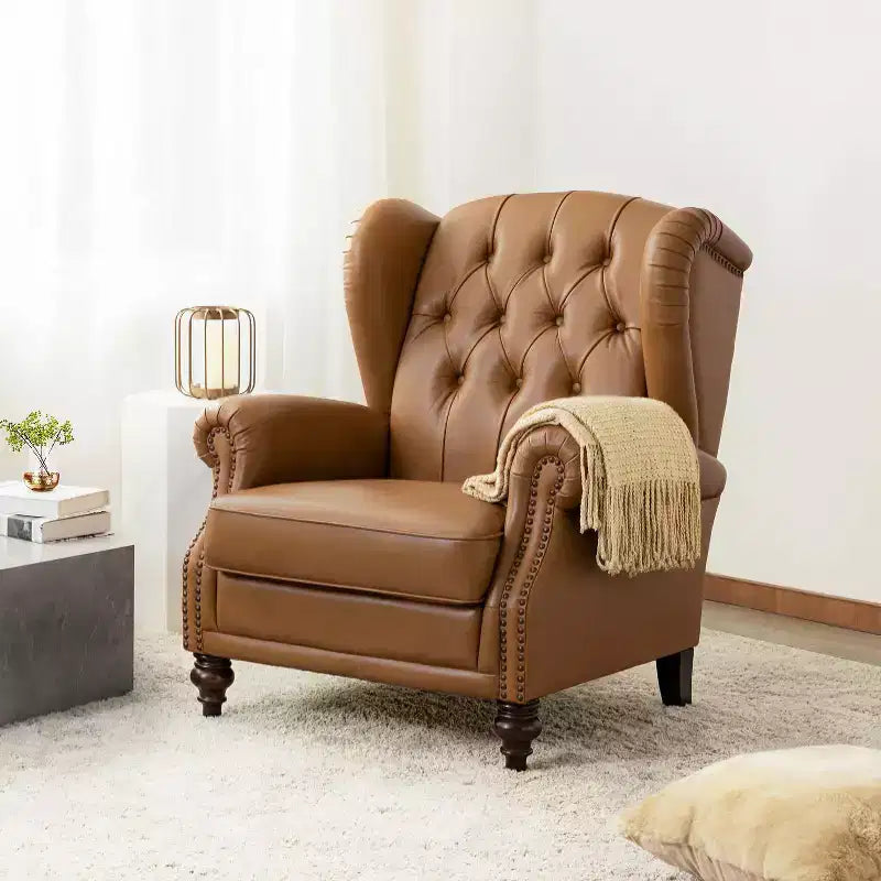 Fauteuil club en cuir véritable de 33 po – Dossier touffeté, garniture cloutée et pieds fuselés en bois