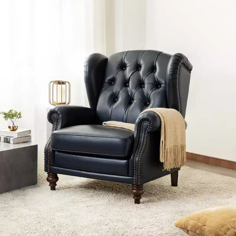 Fauteuil club en cuir véritable de 33 po – Dossier touffeté, garniture cloutée et pieds fuselés en bois